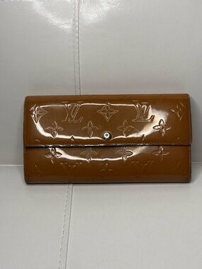 Authentic LV
Sarah Wallet – Monogram Vernis Leather (Caramel Brown)